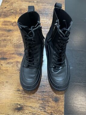Black circus by Sam Edelman size 8 Combat-Style Lace-Up black Boots